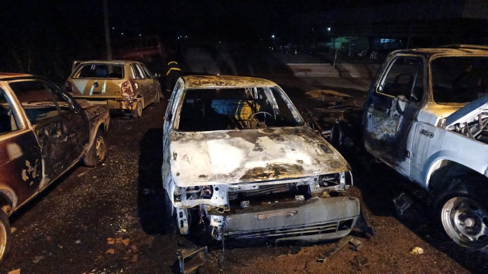 Chamas deixaram rastro de destruição — Foto: Divulgação/Bombeiros