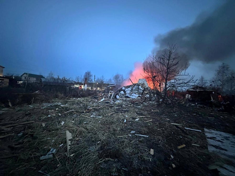 Casa em chamas após ataque de drones da Ucrânia na região de Moscou — Foto: Andrei Vorobyov, via Telegram/Divulgação via Reuters