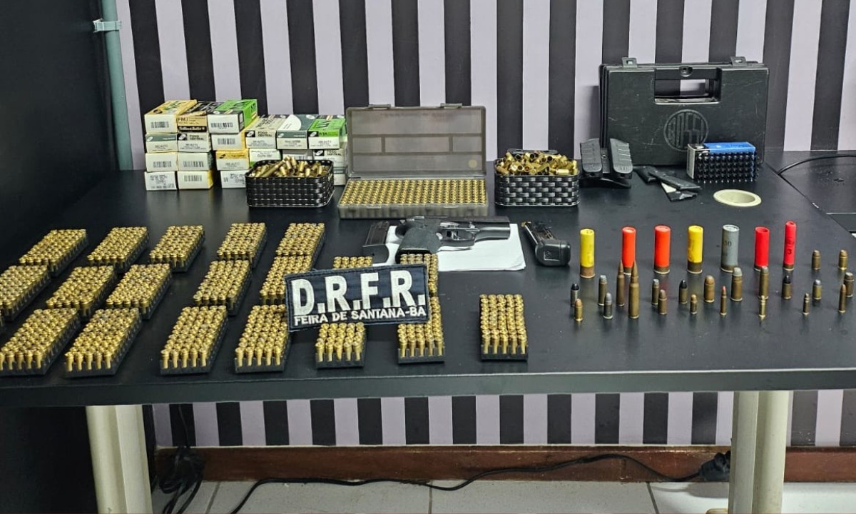 Suspeito de fornecer armas para facção criminosa é preso com pistola e mais de mil munições em Feira de Santana