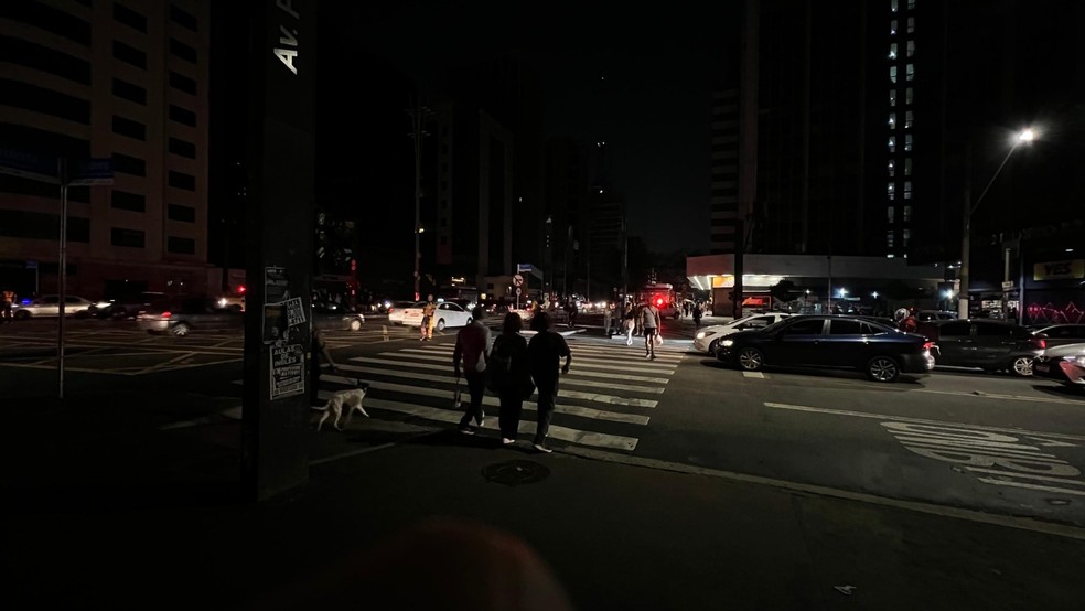 Apagão atinge regiã da Avenida Paulista, em São Paulo — Foto: Matheus Moreira/g1