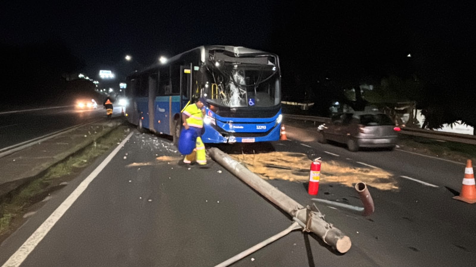 Ônibus do transporte público com 25 passageiros bate contra poste após motorista ter mal súbito e perder o controle da direção