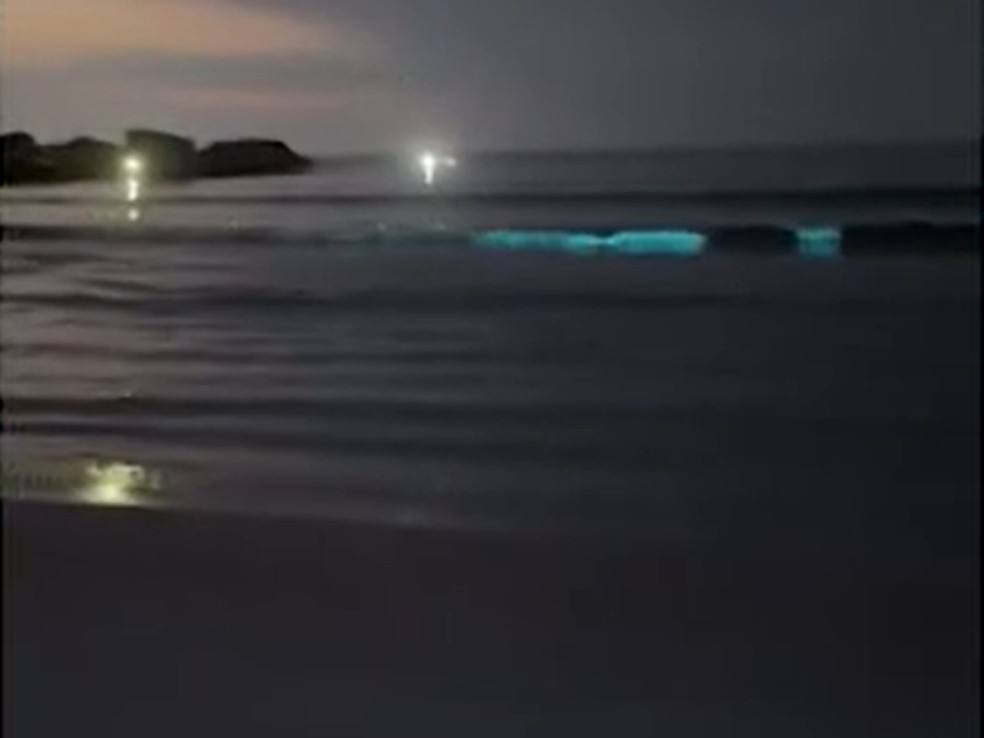 Fenômeno da bioluminescência foi registrado na Praia Grande, em Arraial do Cabo — Foto: Reprodução Inter TV RJ