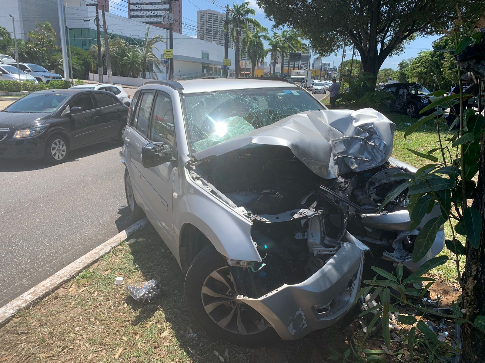 Duas pessoas ficam feridas após carros baterem, subirem em canteiro central de avenida e colidirem em árvores