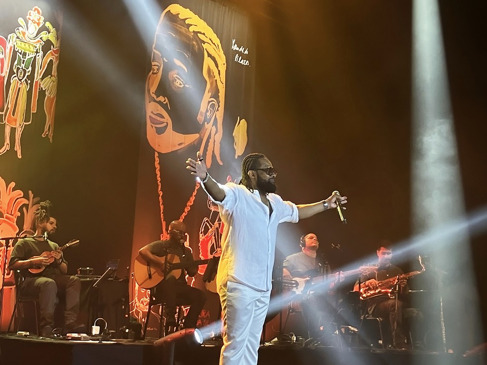 Xande de Pilares abre os abraços em momento de triunfo na estreia carioca do show em que canta músicas de Caetano Veloso — Foto: Rodrigo Goffredo