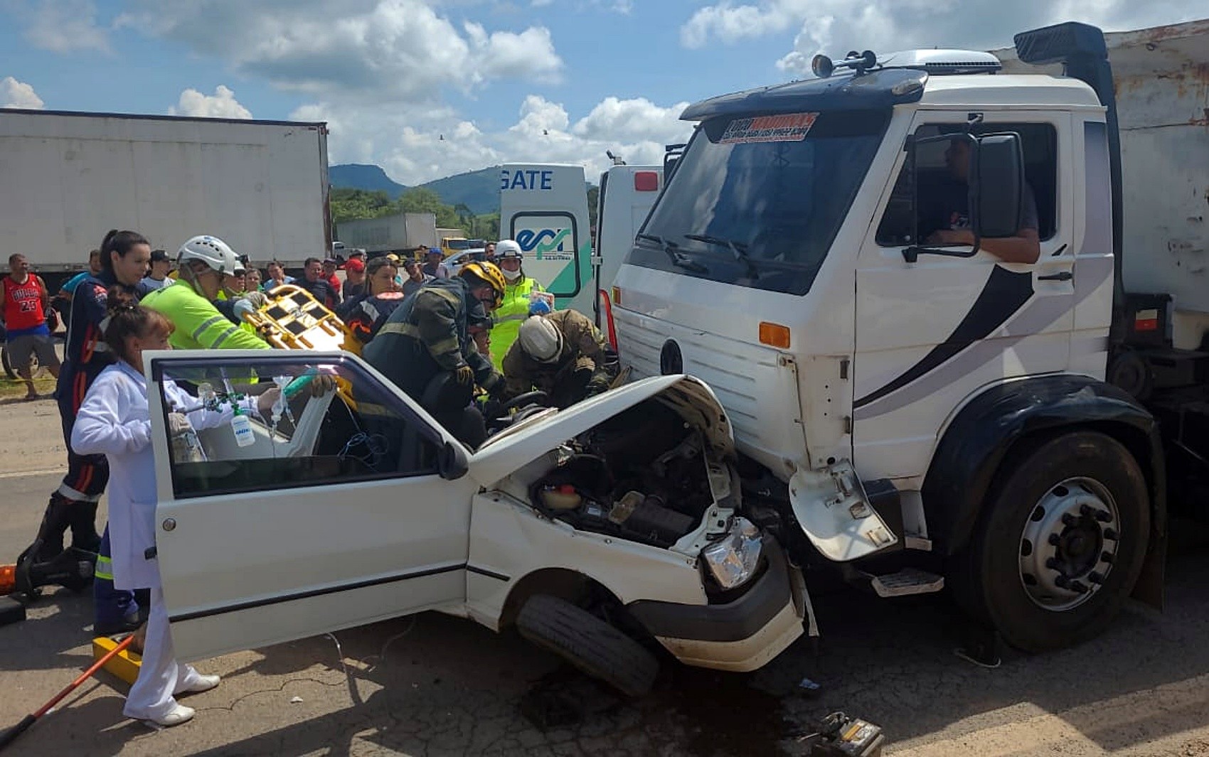 Câmera de segurança flagra colisão entre caminhão e carro na MG-290, em Borda da Mata