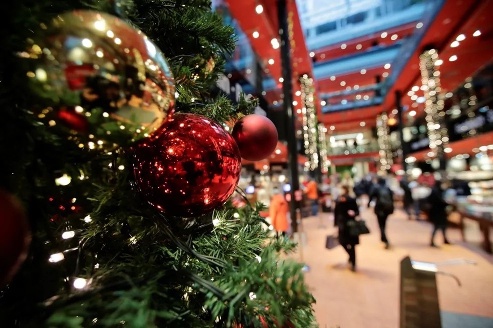 Shoppings são locais mais procurados para compras de Natal em Fortaleza — Foto: Hannibal Hanschke/Reuters/Arquivo