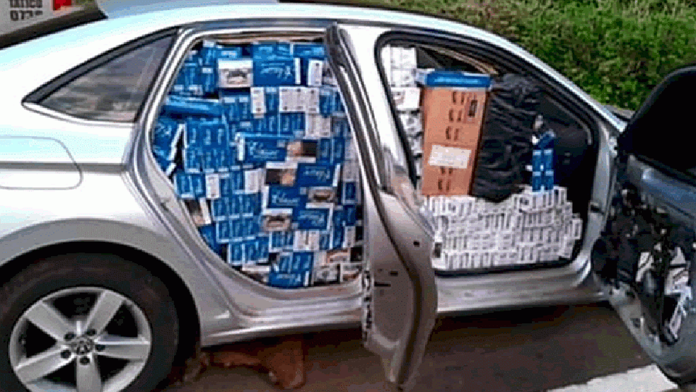 Motorista foi flagrado com 15 mil maços de cigarros contrabandeados em SP — Foto: PMRv/ Divulgação