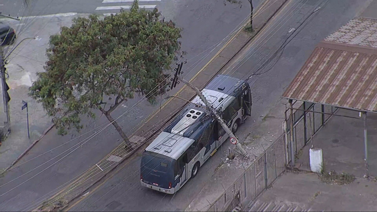 Ônibus bate em poste, passageiros ficam presos e energia precisa ser cortada na Pampulha, em BH