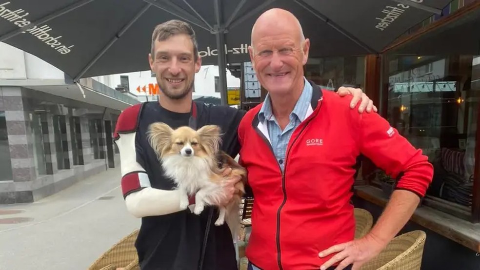 Depois de sair do hospital, Jan entrou em contato com Ralf, o homem que atendeu sua chamada pelo walkie-talkie — Foto: Jan Gilar/BBC