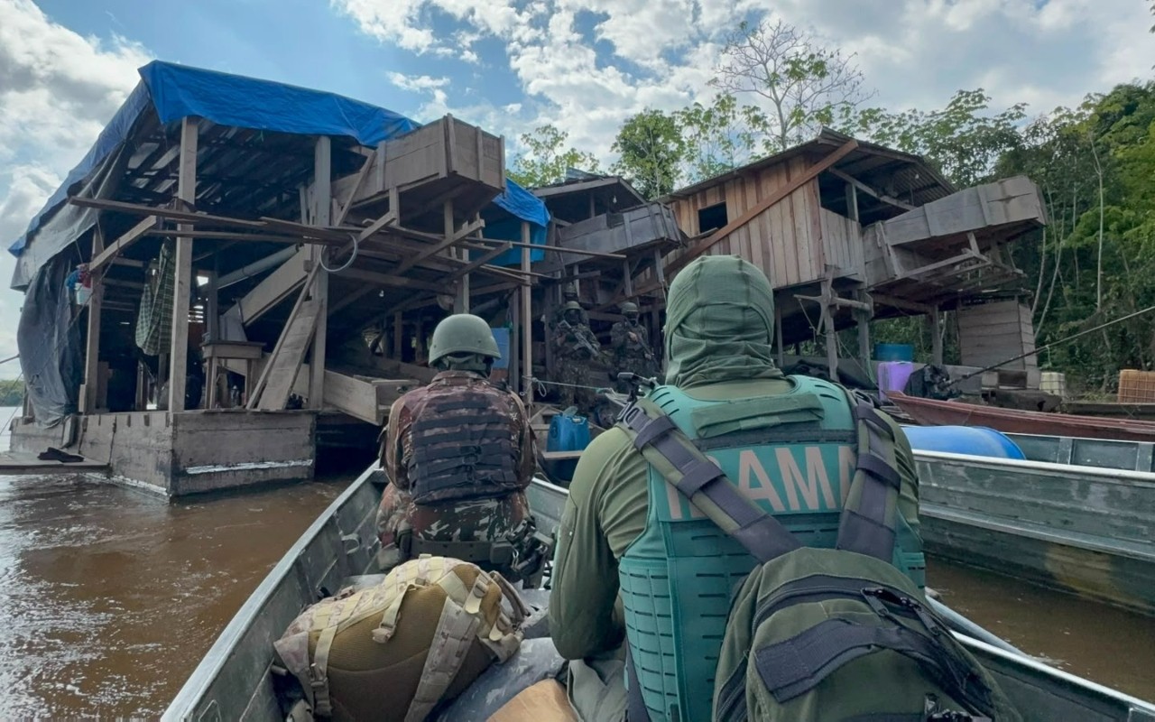 Operação Jaguaretê: seis dragas usadas em mineração são destruídas no Rio Içá, no Amazonas