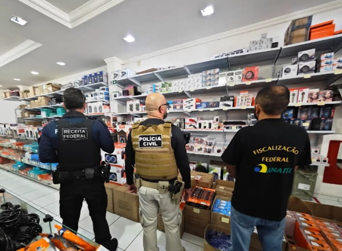 Mais de 2 toneladas de produtos são apreendidos em duas lojas de Campina Grande durante operação contra falsificação de eletrônicos
