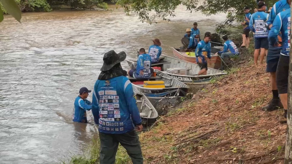 Mutirão reuniu voluntários, que foram de barco de Valentim Gentil (SP) a Meridiano (SP) — Foto: Reprodução/TV TEM