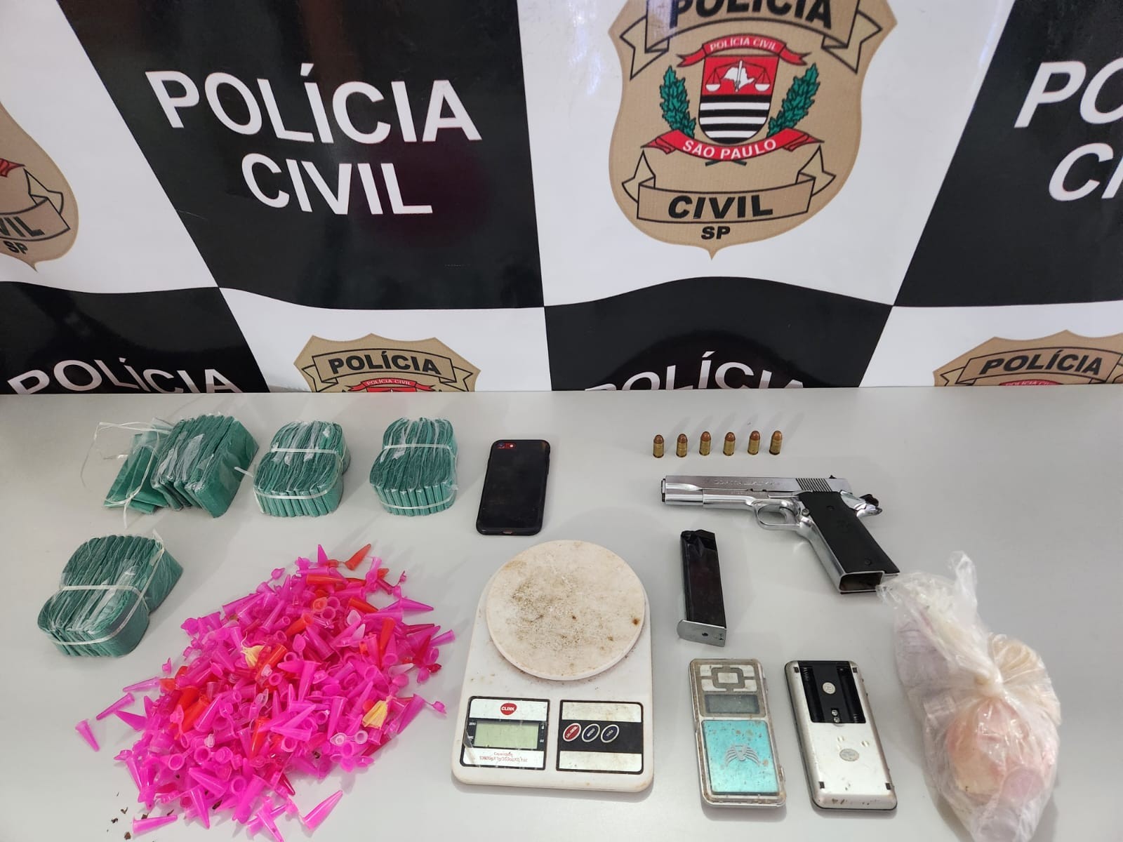 Homem é preso suspeito de posse de arma de uso restrito, tráfico e maus-tratos em São Miguel Arcanjo