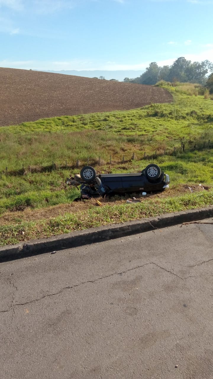 Duas pessoas morrem após carro cair em ribanceira na Dutra, em Taubaté