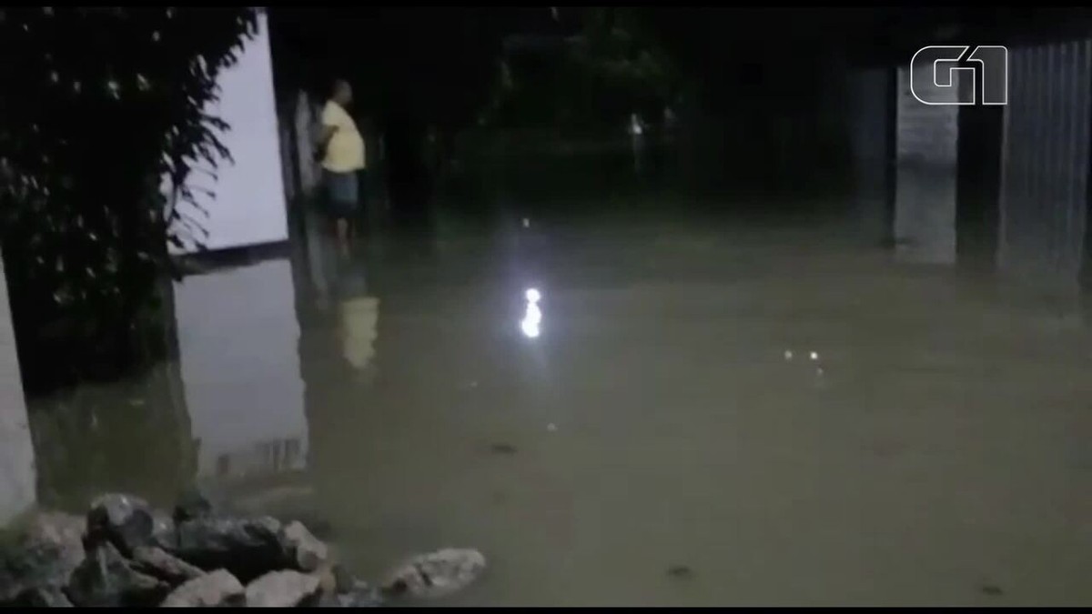 Chuva Na Madrugada Transborda O Rio Maranguapinho E Alaga Ruas E Casas