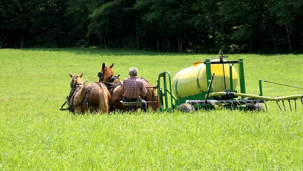 No Estado americano de Vermont, urina pasteurizada é pulverizada sobre as plantações locais como fertilizante — Foto: Rich Earth Institute via BBC