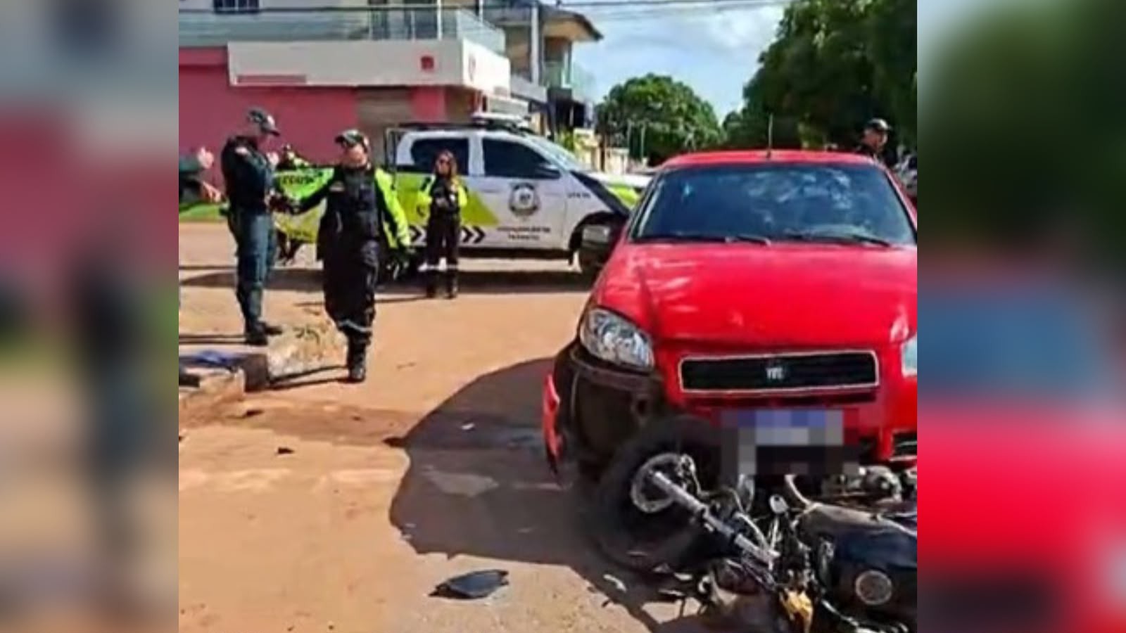 Motociclista fica ferido após tentar fugir de barreira policial e bater de frente com carro em Santarém