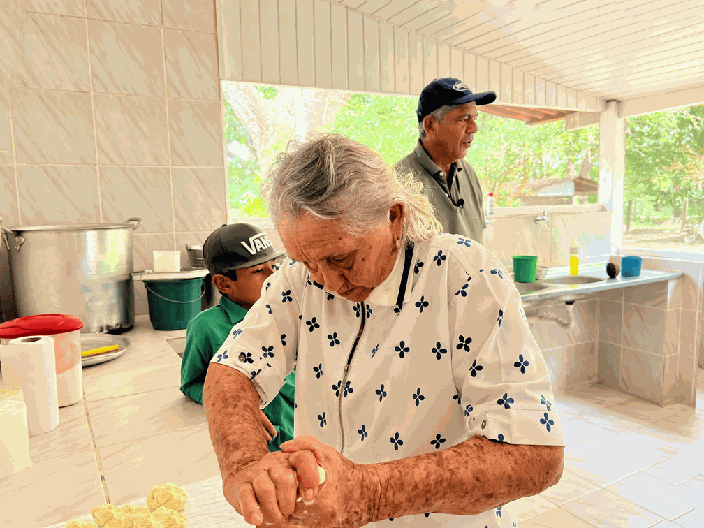 Família Sousa e Silva trabalha junta na produção de queijo na fazenda Bacabal — Foto: Caíque Rodrigues/g1 RR