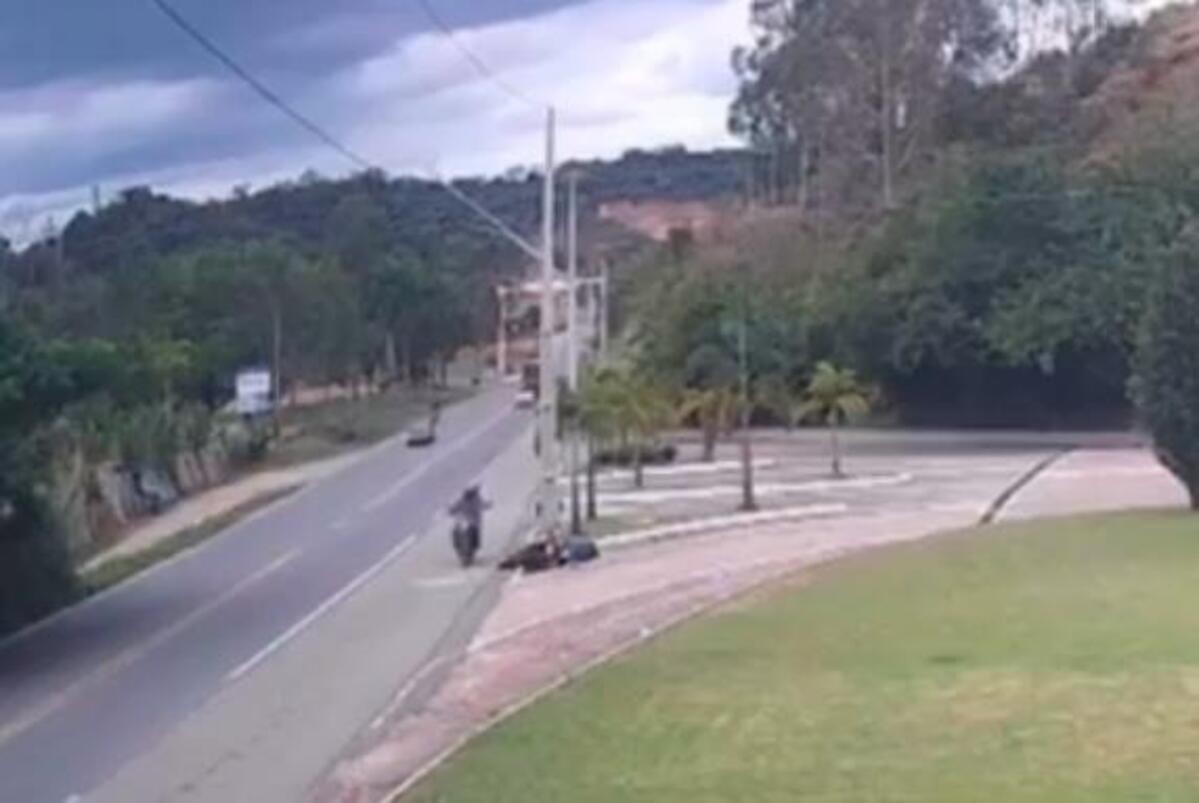Motociclista é surpreendido e morto a tiros no meio de estrada em MG; VÍDEO 