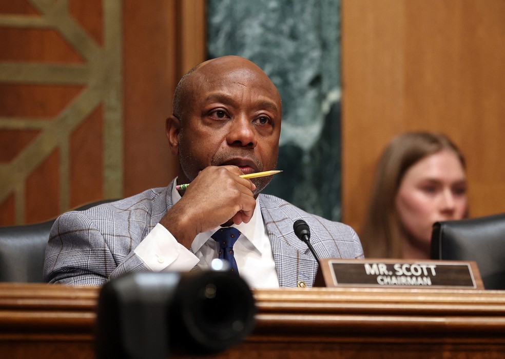 O senador dos EUA Tim Scott, do Partido Republicano, participa de audiência em comissão da casa em 4 de fevereiro de 2026 — Foto: KEVIN DIETSCH / GETTY IMAGES NORTH AMERICA / GETTY IMAGES VIA AFP