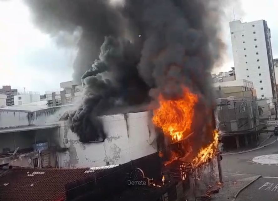 Incndio destri restaurante no Bairro Alto dos Passos, em Juiz de Fora; VDEO 