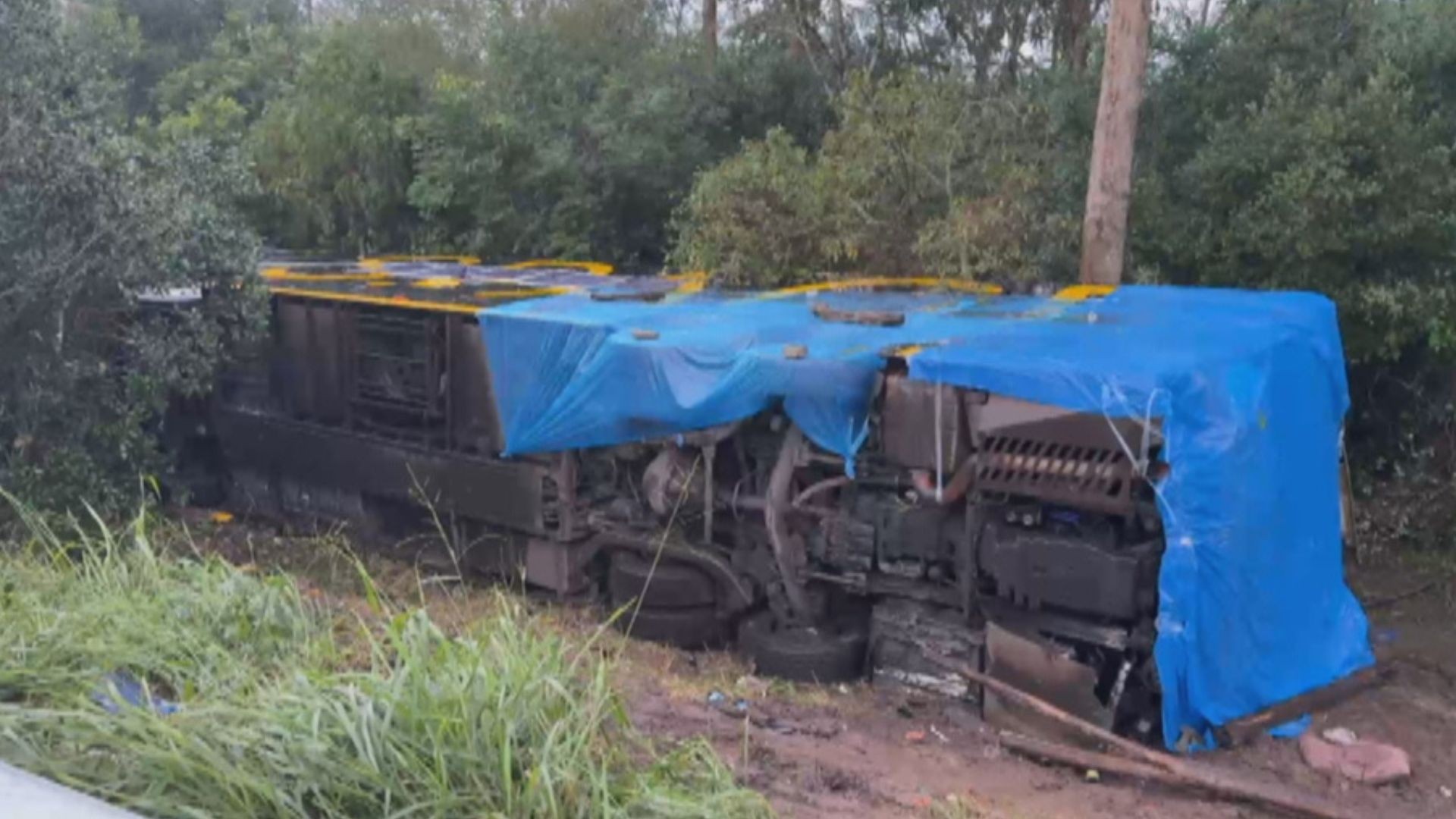 Ônibus que tombou na BR-290 segue no local do acidente; uma mulher morreu e 11 pessoas ficaram feridas
