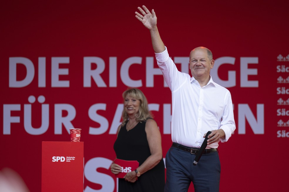 Petra K'pping, Ministra dos Assuntos Sociais da Saxônia e principal candidata do SPD para as eleições estaduais de 2024 na Saxônia, e o Chanceler Alemão Olaf Scholz. — Foto: Hendrik Schmidt/dpa via AP
