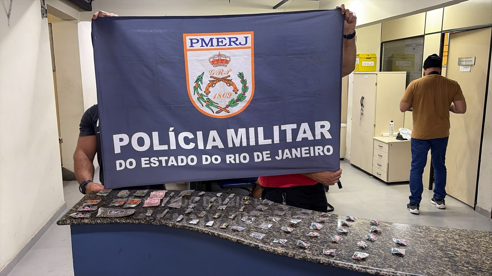 Homem é preso com cerca de 2,5 kg de maconha em Angra dos Reis