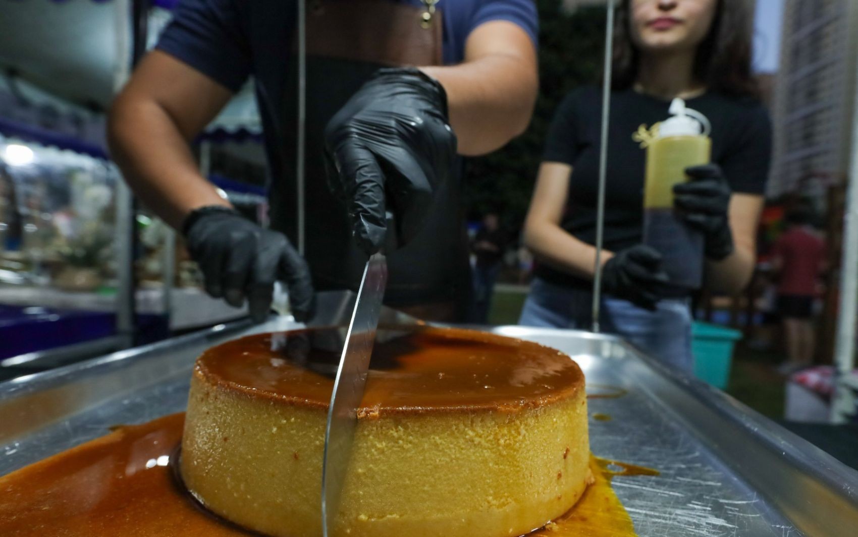 Pudim gigante: doce feito por casal viraliza e vira sensação em feiras de Goiânia 
