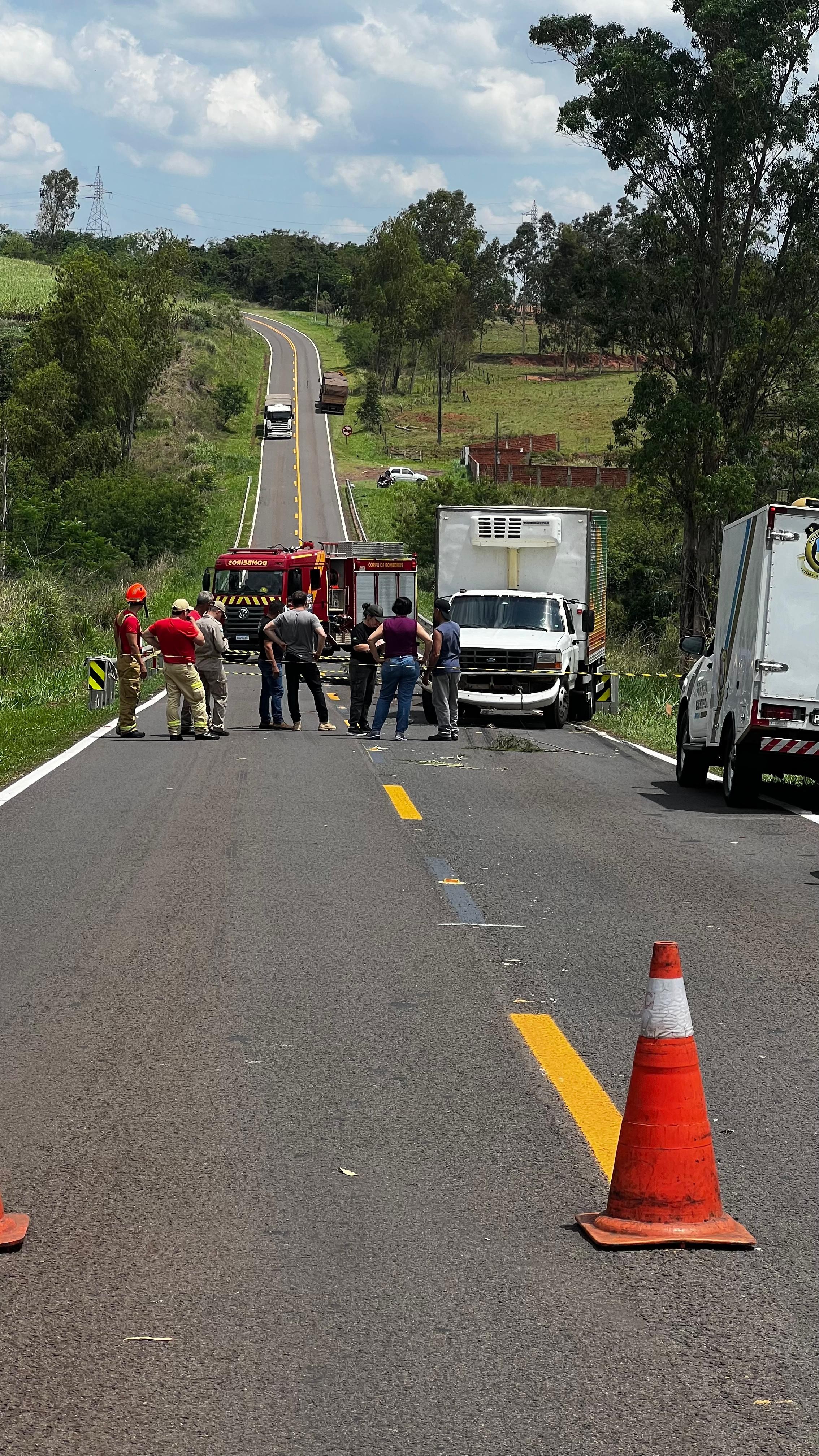 Homem morre atropelado por carreta ao manobrar veículo que quebrou em rodovia no Paraná