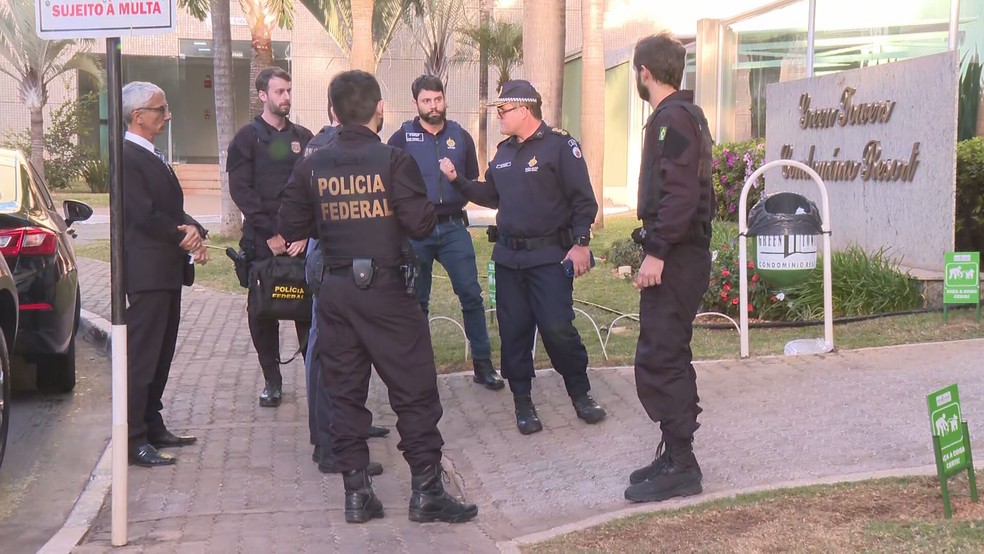 Policiais federais em frente ao apartamento do comandante-geral da PMDF — Foto: TV Globo/Reprodução