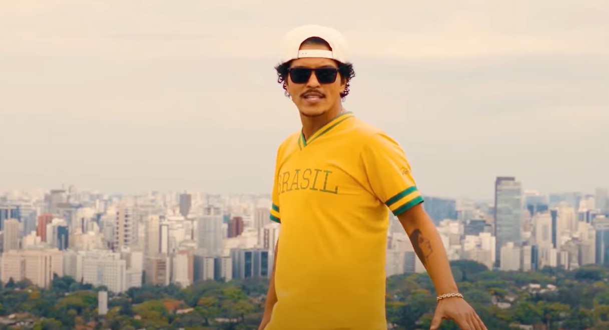 Bruno Mars comeu coxinha e dançou com cachaça na mão durante visita a bar em São Paulo 