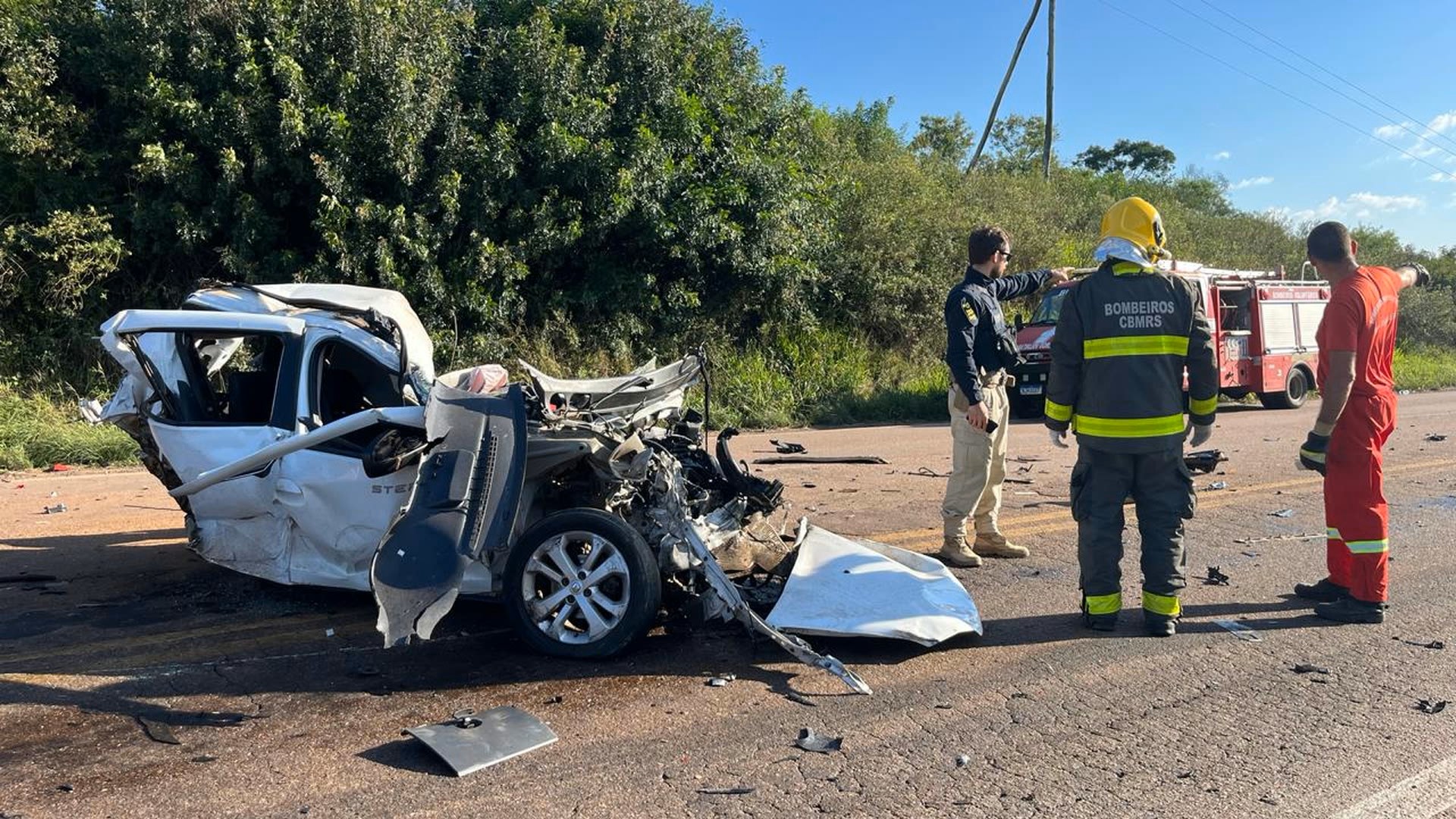 Mãe e filho morrem após acidente na BR-290, em Arroio dos Ratos; bloqueio de rodovia tem congestionamento de 10 km