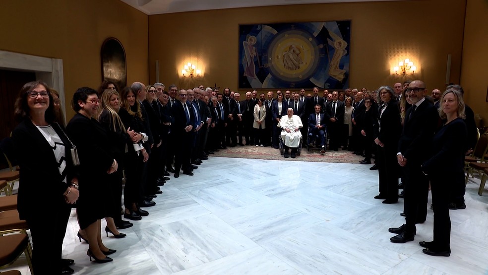 Papa Francisco posa para foto ao lado dos profissionais que cuidaram dele no hospital Gemelli, em Roma — Foto: Divulgação / Assessoria de imprensa do Vaticano