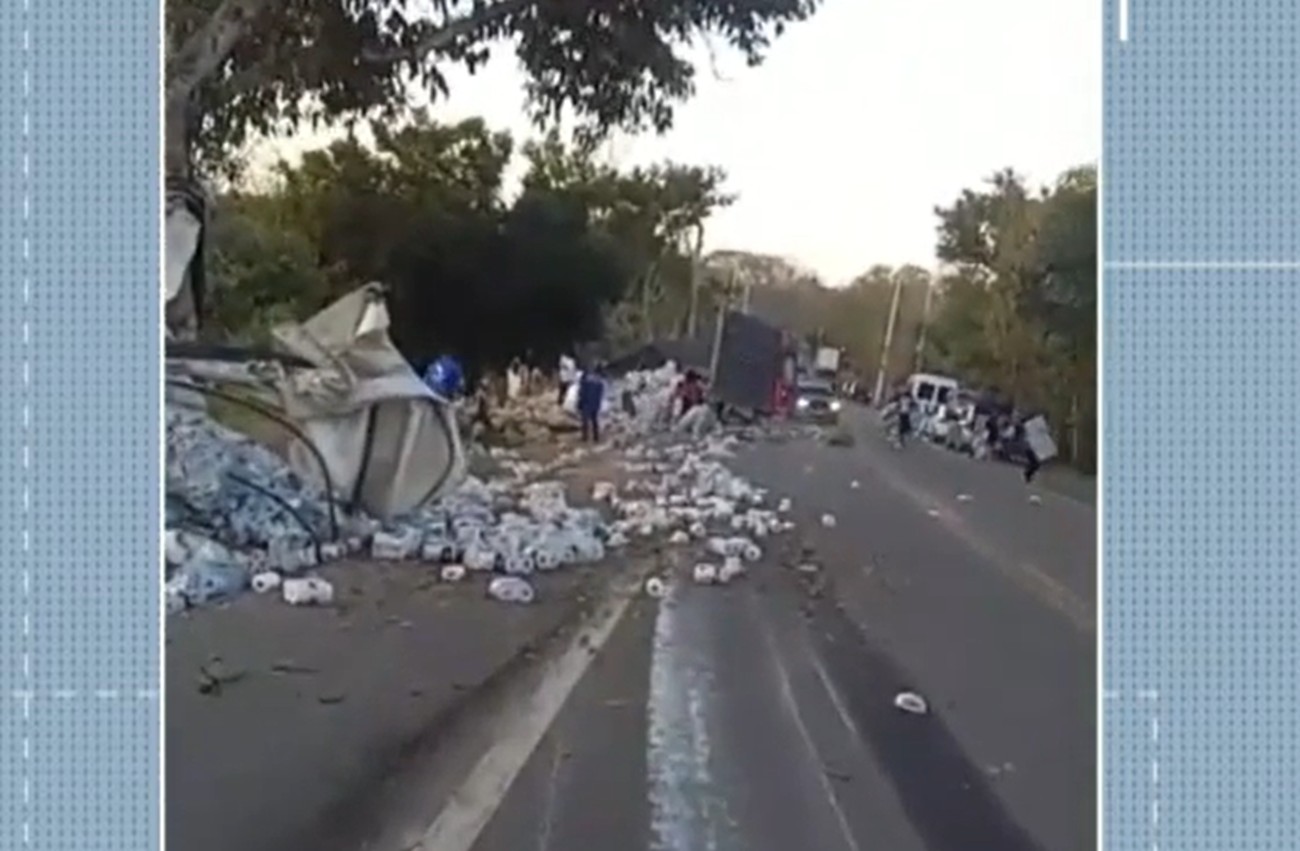 Dois acidentes com tombamentos de caminhões são registrados na RJ-116 em Santo Antônio de Pádua
