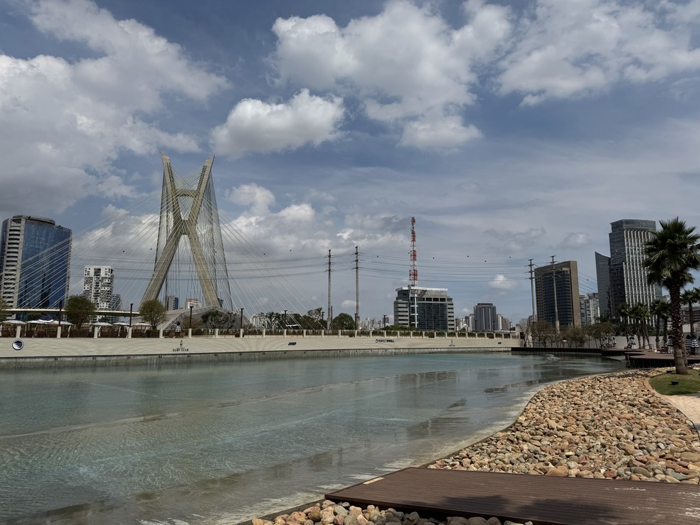 A profundidade chega a 4 metros em alguns trechos, mas a maior parte da piscina é rasa e tem fundo de concreto — o que exige atenção nas quedas. — Foto: João de Mari/g1