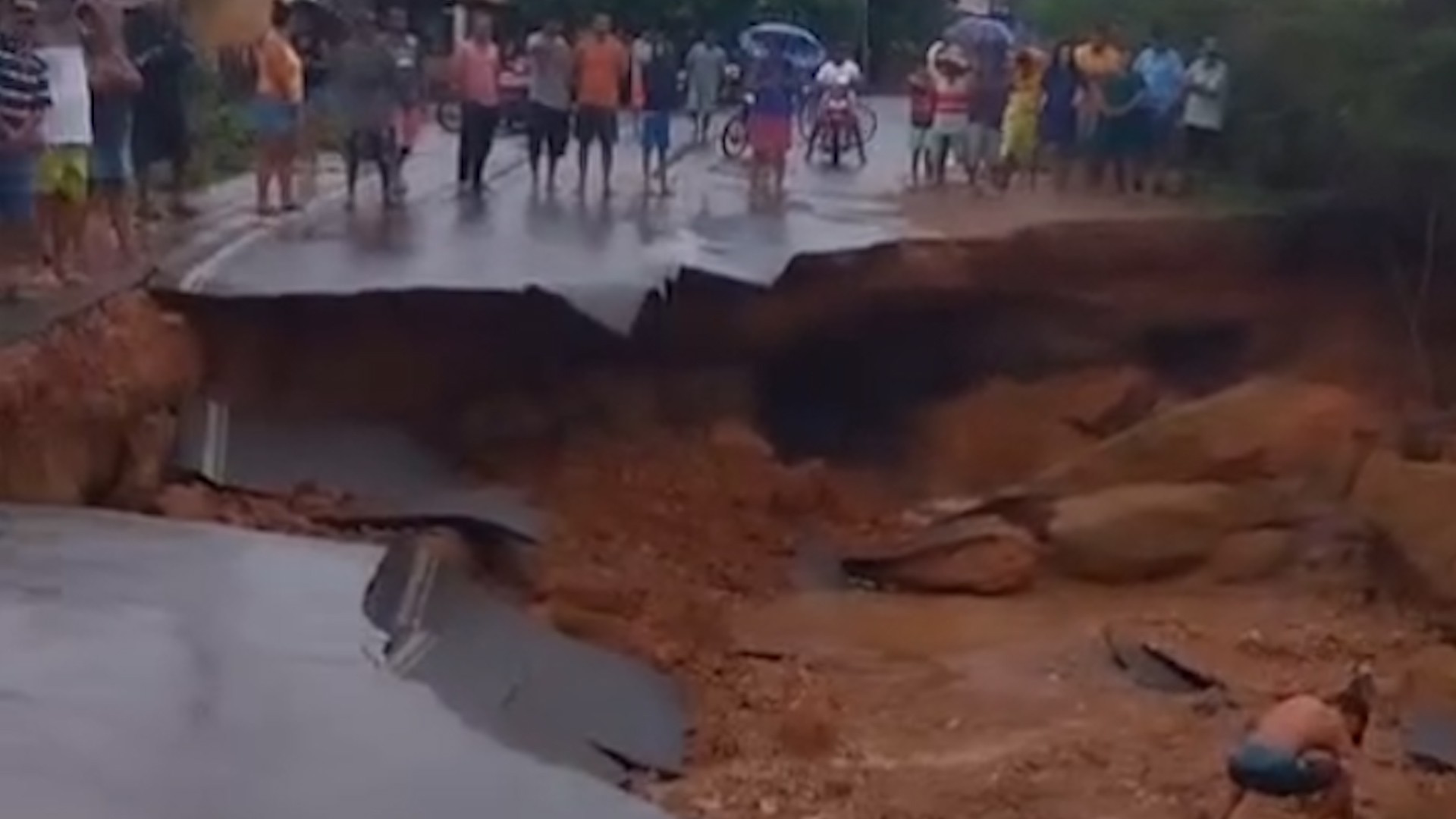 Fortes chuvas afetam municípios do MA e causam alagamentos e rompimento de asfalto