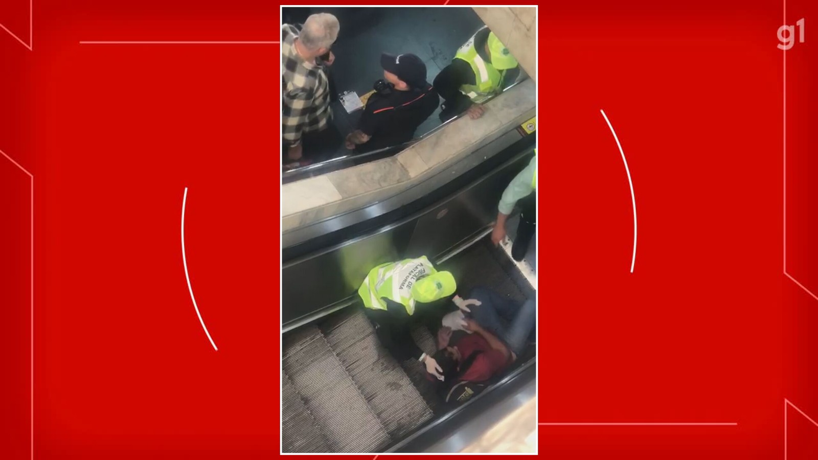 VÍDEO: Homem cai, bate a cabeça e fica preso na escada rolante da Rodoviária de Brasília