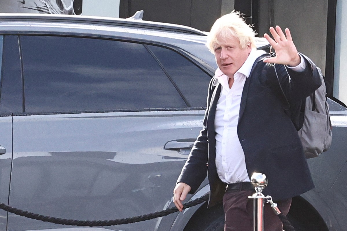 Boris Johnson esquece documento e é barrado em posto de votação por desobedecer lei criada por ele mesmo