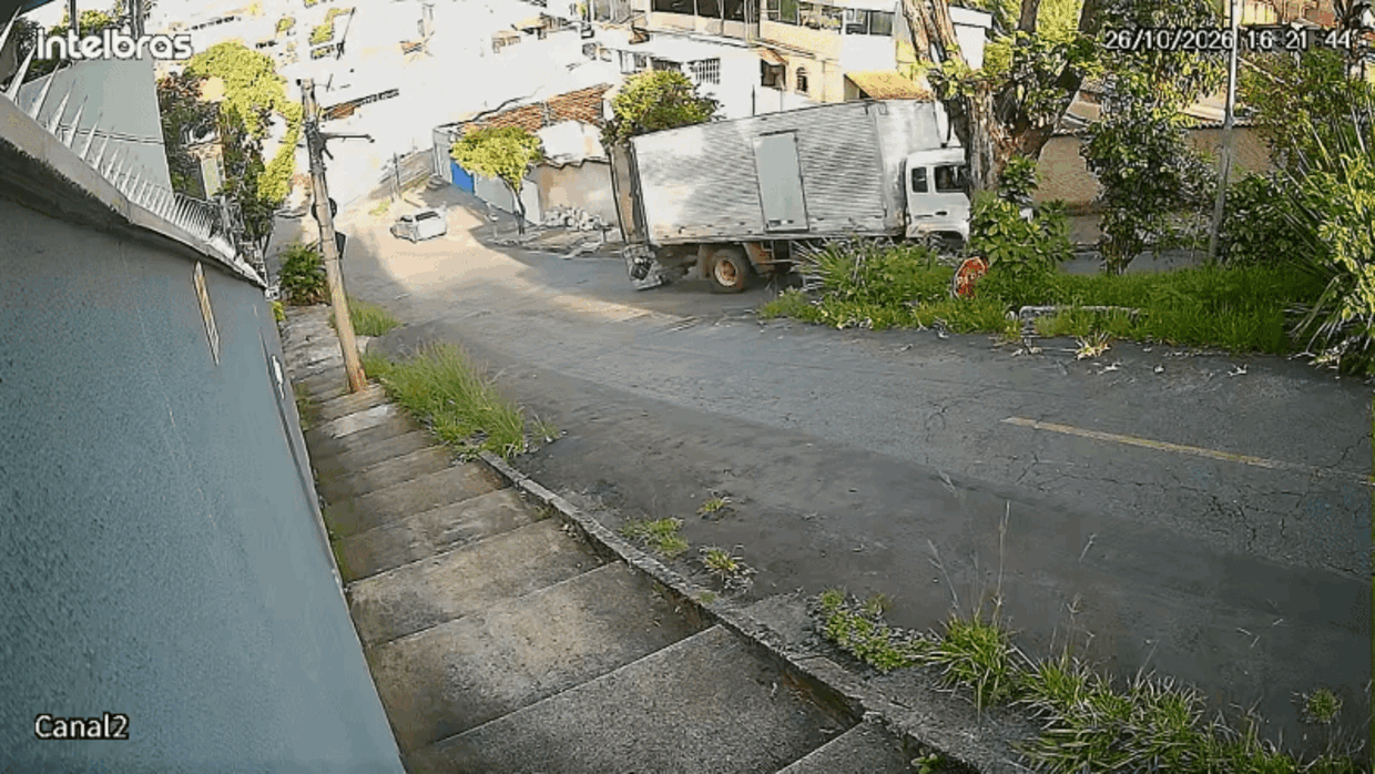 Vídeo mostra momento em que carga de ácidos cai de caminhão em BH; moradores de 7 casas precisaram sair