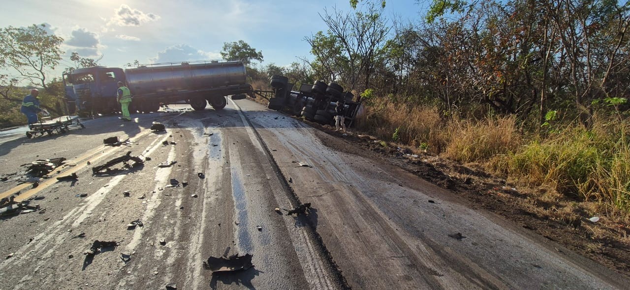 Motorista de caminhonete morre após bater de frente com caminhão na BR-262