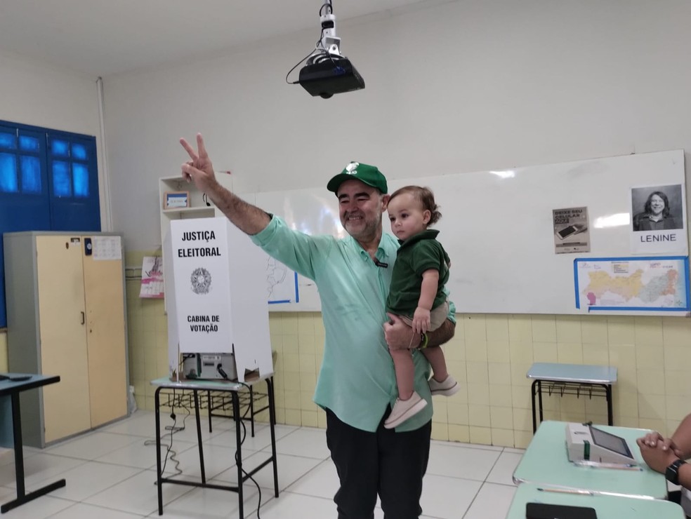 Dr Julio (PSDB), votou no Colégio Nossa Senhora Auxiliadora — Foto: Emerson Rocha / g1 Petrolina