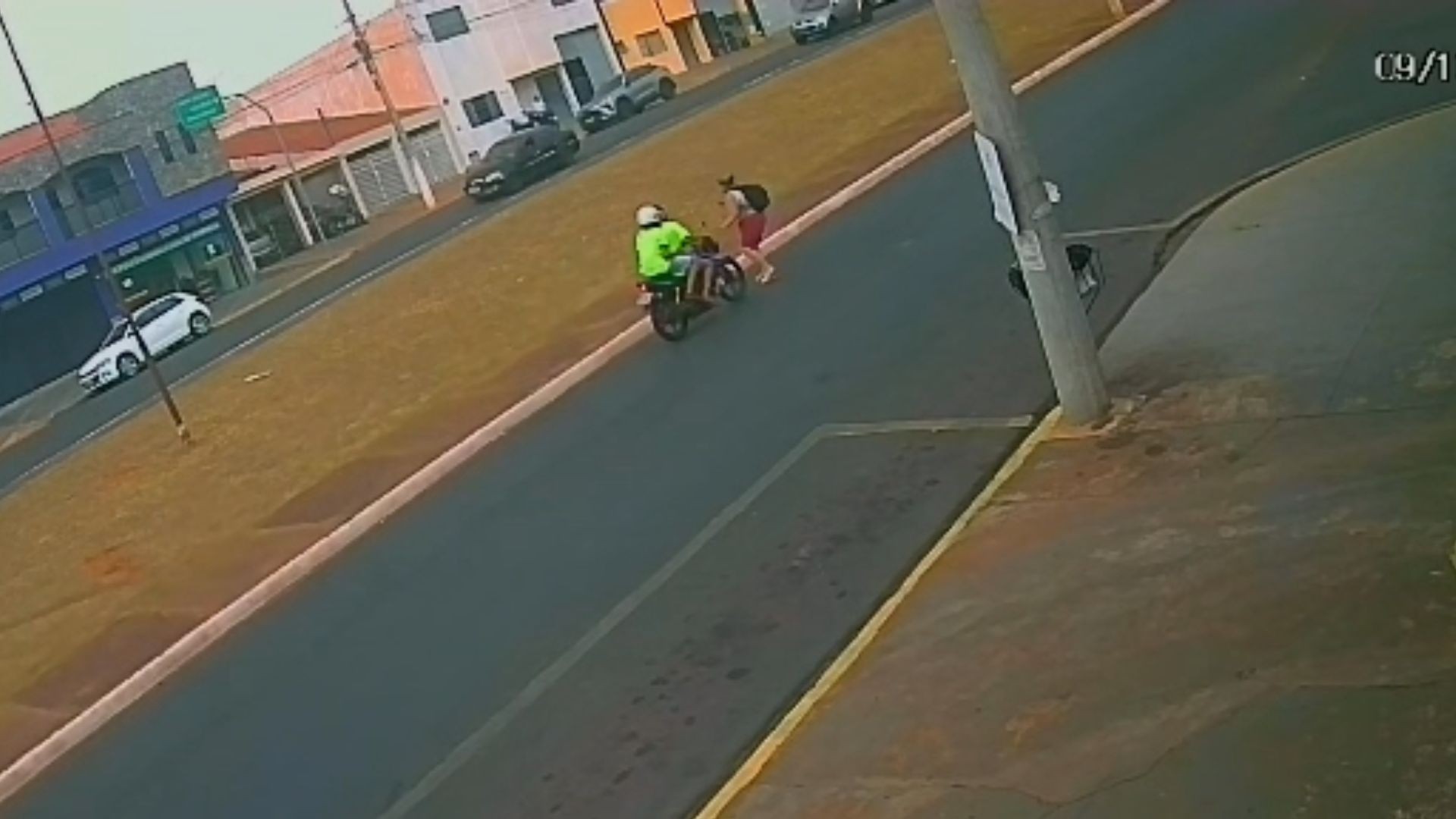 VÍDEO: motociclista morre e pedestre fica gravemente ferido após atropelamento no interior de SP