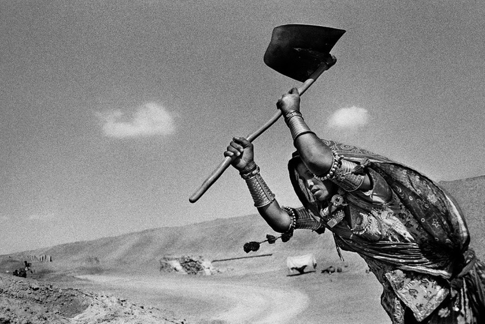 'Canal de Rajasthan', na &Iacute;ndia, em foto de Sebasti&atilde;o Salgado da s&eacute;rie 'Trabalhadores' &mdash; Foto: Sebasti&atilde;o Salgado/Divulga&ccedil;&atilde;o