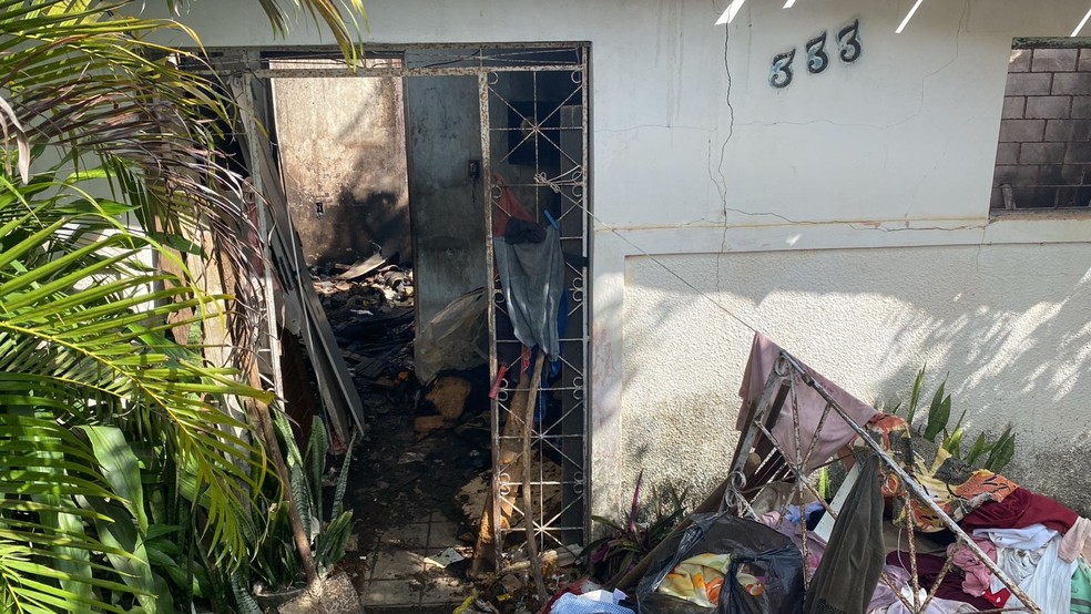 Após as chamas, casa ficou completamente destruída no Alto do Mateus — Foto: Antônio Vieira/TV Cabo Branco