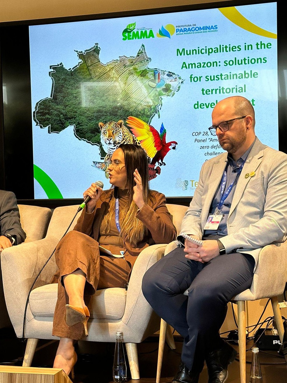 Amanda Purger fala das políticas de carbono neutro implementadas em Paragominas durante a COP no Emirados Árabes. — Foto: Divulgação
