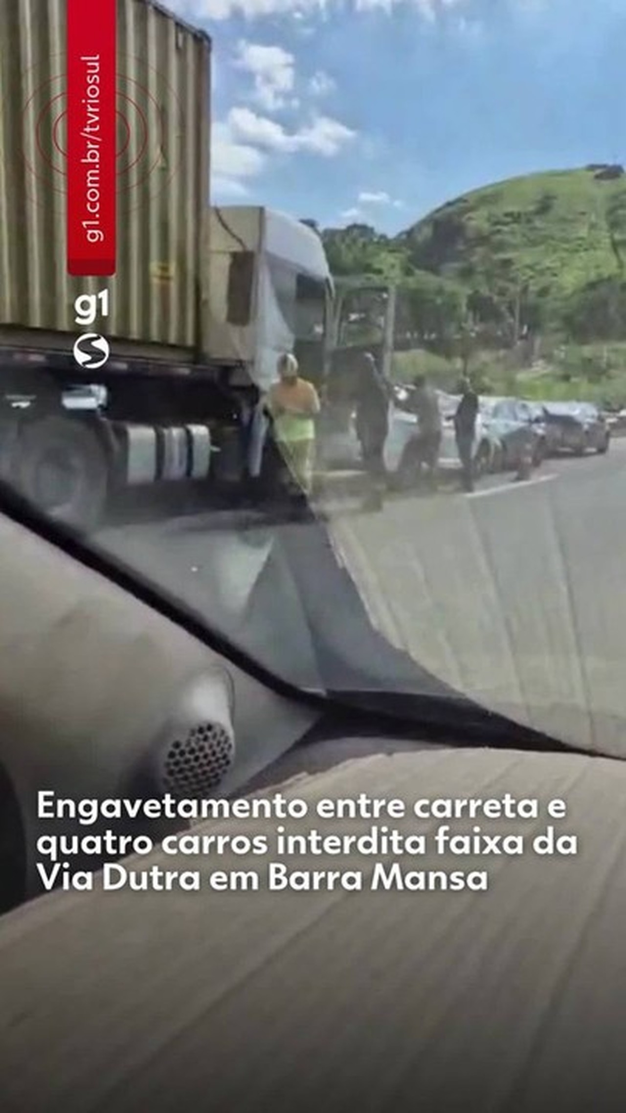 Engavetamento entre carreta e quatro carros interdita faixa da Via Dutra, em Barra Mansa