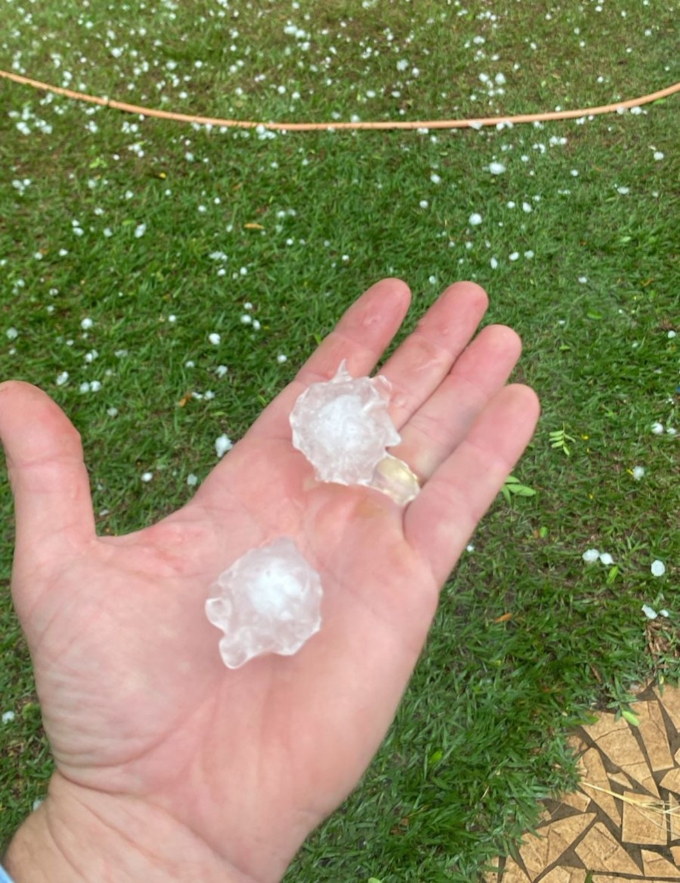 Chuva de granizo atinge região de Presidente Prudente (SP) e causa estragos em bairros e distritos — Foto: Cedida