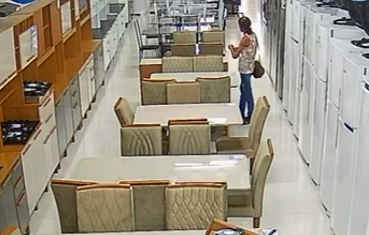 Mulher é detida suspeita de furtar R$ 2 mil de cliente dentro de loja em Itaperuna