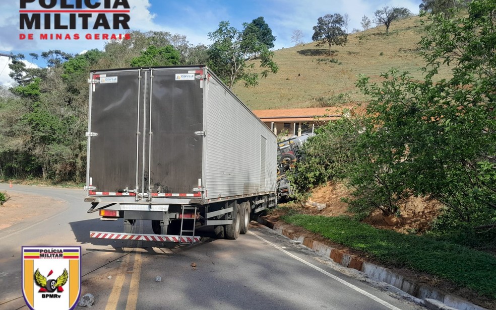 Motociclista de 22 anos morre após ser atingido por caminhão que perdeu freio na MG-295, em Cambuí — Foto: Polícia Militar Rodoviária
